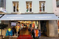 Berschriftete Fassadenmarkise am oberen Graben