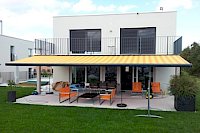9 Meter breite Kassettenmarkise an Balkonstirn montiert, in Frauenfeld