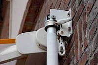 Neben der Kassettenmarkise an die Wand montiert