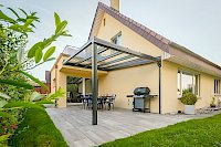 Glasdach in eine Hausnische montiert