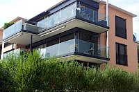 An heissen Tagen ein guter Schattenspender, bei Nacht hervorragend zum Abdunkeln. MFH in Bassersdorf