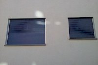 Links halb geschlossen, rechts leicht geöffnet für hervorragende Licht- und Luftzirkulation.