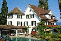 Fensterläden zieren die Fassade